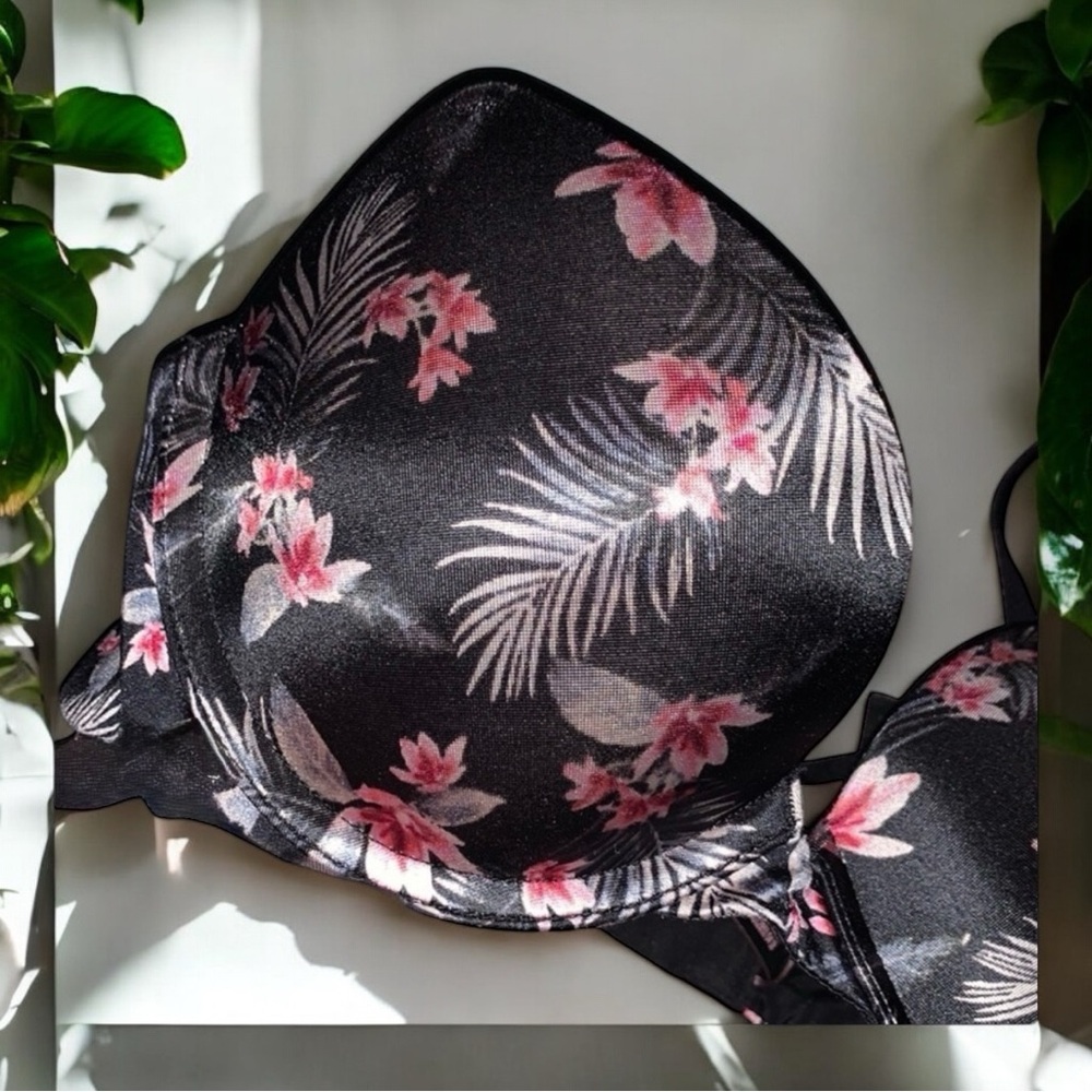Victoria’s Secret Very Sexy Push-Up Bra with Cleavage Strap Detail, Black Straps - Picture 7 of 12